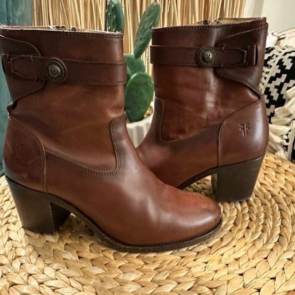 UEC FRYE Malorie Button Short Boot Women’s 8 Tan Vintage Leather Side Zip $358